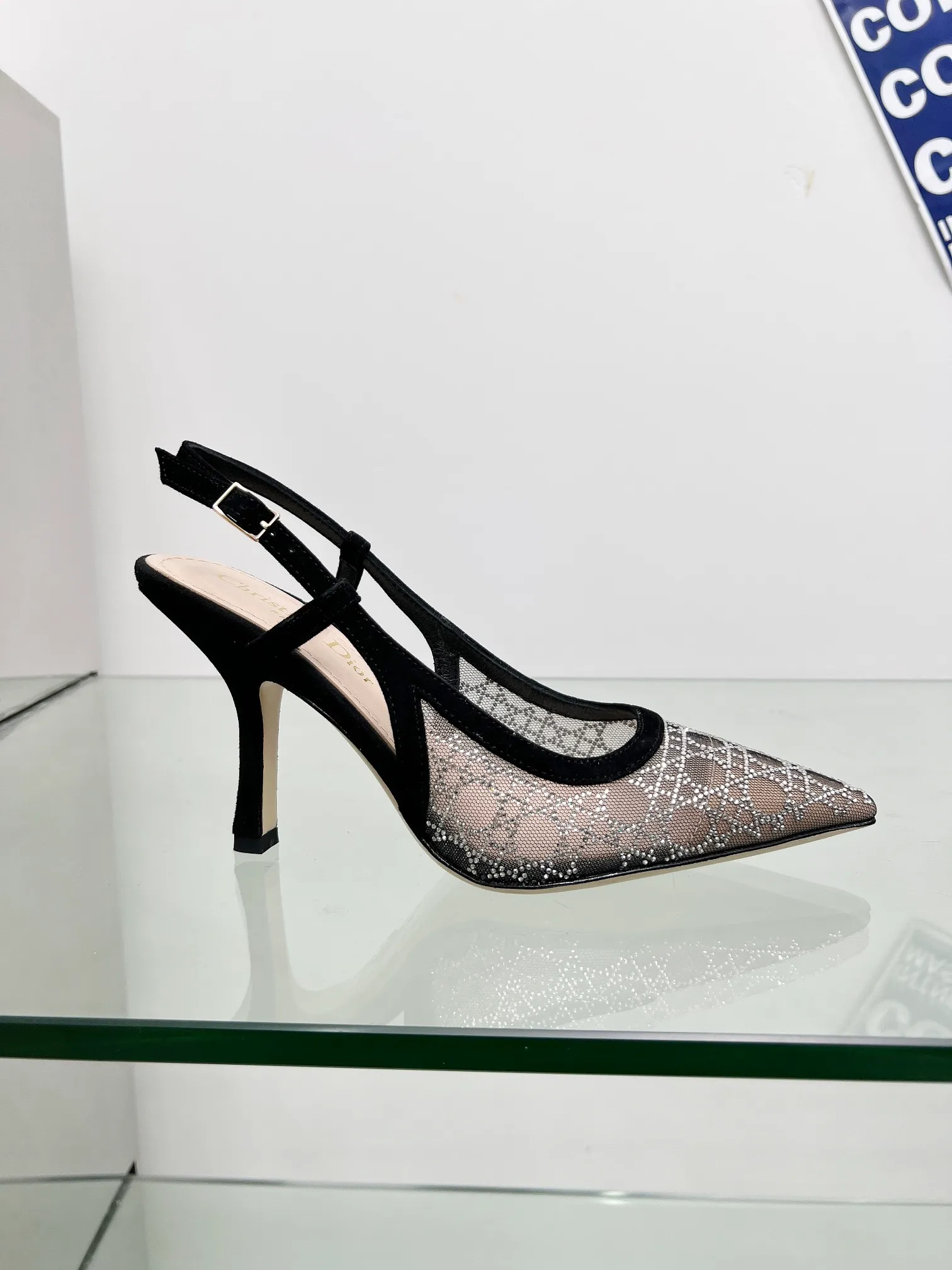 👟👟Ex-factory price 560👟👟Dior 2025 spring and summer catwalk new style bling...bling...crystal shoes Capture one-line high-heeled Mule women's shoes Star same rhinestone square toe cannage pattern cat heel slippers The top high-end version on the market Exclusive sale Material: original custom mesh inlaid with hot Australian rhinestones + water-dyed sheepskin feet + original molded hardware buckles + Italian leather outsole Heel height: 6.5CM/9.5CM size: 33-44 (33.34.40.41.42.43.44 is custom-made and cannot be returned or exchanged)